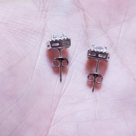 18k Swarovski Emerald Stud Earrings - Picture 8 of 8